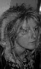 Petite photo en noir et blanc du visage d'une jeune femme.