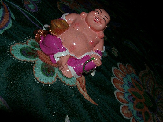 Photo d'un bouddha gay et rieur.