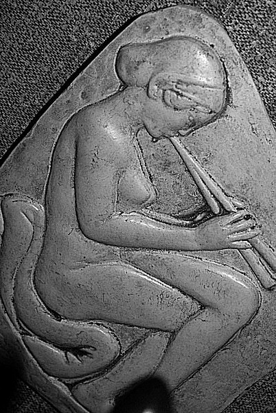 Photo de la joueuse de flute - Un bas relief grec