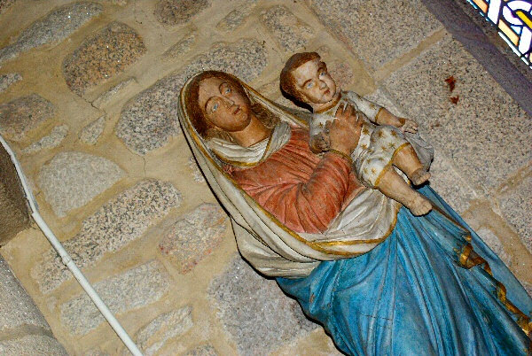 Marie et l'enfant Jésus - la photo d'une statue.