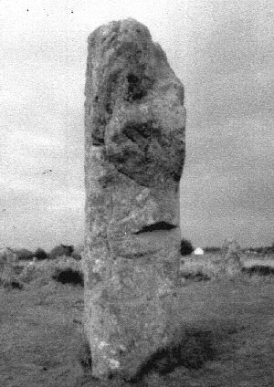 Photo en noir et blanc d'un menhir - Carnac