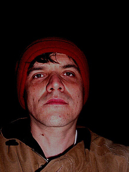 Photo - Autoportrait au bonnet rouge.