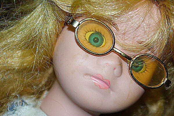 Photo d'une poupée blonde à lunettes.