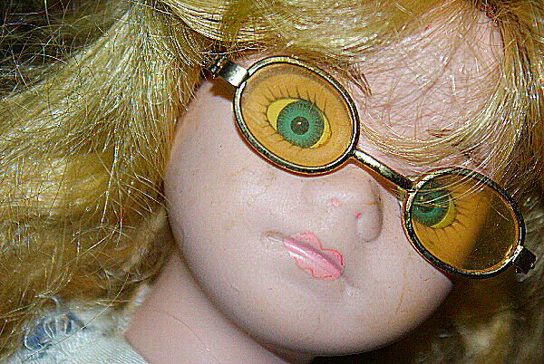 Photo d'une poupée blonde à lunettes.