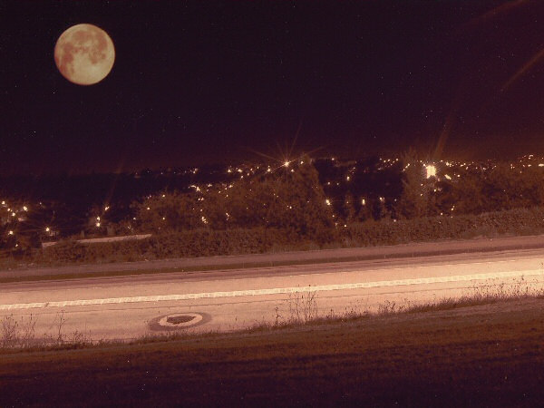 Photo de la route et de la pleine lune.