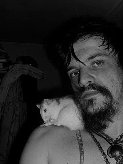 Photo du rat sur l'épaule - autoportrait